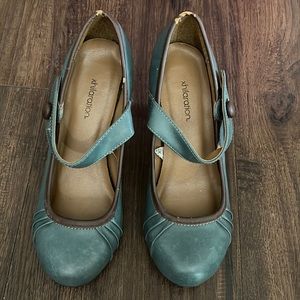 Xhilaration size 5.5 teal Mary Jane style heeled shoe